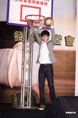 组图：胡夏趁胜追击推新辑 戴爱玲为其发片站台