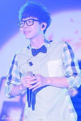 组图：胡夏浅蓝色衬衣清爽亮相台北校园