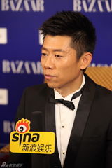 组图：夏雨明星慈善夜专访 微笑展绅士风度