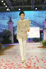 组图：袁姗姗瘦身成功 首献T台秀压轴出场