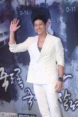 独家高清：李准基抱娃宣传新剧变奶爸 卖萌不停