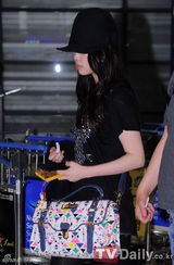 组图：少女时代Kara与IU等结束泰国公演飞抵韩国