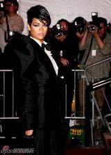 高清组图：蕾哈娜中性装扮抢眼