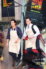 幻灯图：克鲁斯为新片变飞人 和主持人当空卖鸡蛋