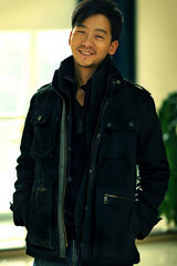 组图：陈创曝质感写真 小眼睛男人演绎熟男性感