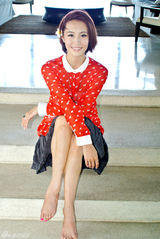 组图：韩晓暖春清新写真 红色薄纱随性惬意