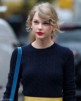 组图：泰勒-斯威夫特街拍深蓝色毛衣搭配百褶裙