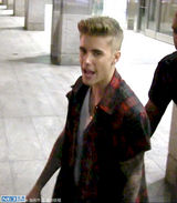 组图：比伯外出会友遭围堵 坏男孩本性不改