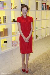 组图：蒋梦婕亮相圣诞活动 复古红裙夺人眼球