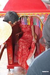 组图：Ella订婚宴现场图曝光 大花轿喜庆阿雅送祝福