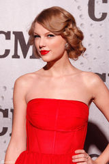 高清组图：泰勒-斯威夫特性感红裙亮相庆功宴