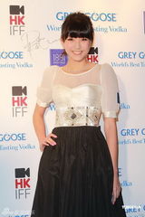 组图：谢婷婷一袭红裙出席酒会艳压全场