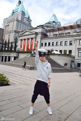 组图：胡夏现身温哥华街头 搞怪照曝光