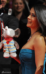 幻灯图集：莎玛-海耶克亮相柏林 出席慈善活动