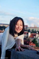 高清图：江一燕露肩长裙清新淡雅 迷情布拉格街头