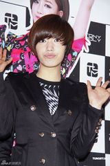 组图：韩女子团体T-ARA首度抵台 粉丝热情引恐慌