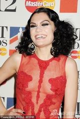 组图：Jessie J透视裙极尽诱惑 登台为火星哥颁奖