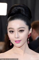 组图：奥斯卡红毯范冰冰粉色礼服大秀香肩雪肤
