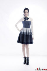 组图：韩星金莎朗新时尚写真 少女装扮自然清纯