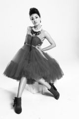 组图：黄曼拍烟熏魅惑写真 红裙飘逸扮鬼马精灵