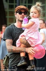 组图：小贝带爱女荡秋千疯玩 小七粉裙皮靴混搭