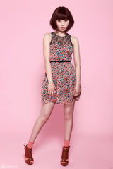 组图：孙耀琦最新写真俏丽 花裙出镜秀美腿