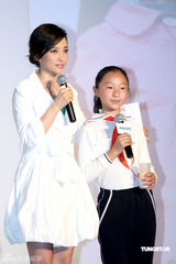 幻灯图：李冰冰白衣出席公益活动 现场教授手语