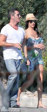 组图：人妻劳拉手遮孕肚西蒙护驾 遭狂风掀底