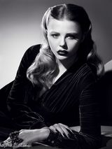 组图：童星科洛莫瑞兹拍写真 复古浓艳PK小清新