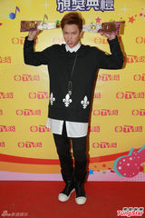 组图：金曲榜颁奖星光黯淡 张敬轩献主持处女秀