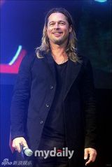 组图：布拉德-皮特韩国宣传新片 长发造型微胖