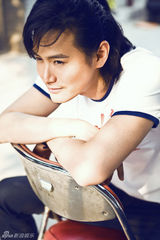 组图：王雨生日大片突破自我展熟男魅力