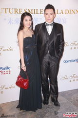 组图：郭晶晶产后出席慈善晚宴 大赞霍启刚辛苦