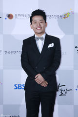 独家：EXO等亮相大众文化艺术奖红毯