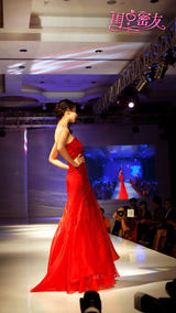 组图：《闺中密友》T台秀 严宽杜若溪默契