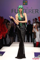 组图：林嘉绮产后复出时尚走秀 蓝绿长发吸睛