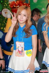 组图：Crayon Pop戴头盔现身握手会 大跳热舞