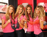 幻灯：维多利亚秘密内衣秀众超模纽约街头拍写真