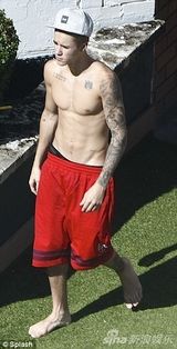 组图：比伯晒日光浴裸女陪伴 做俯卧撑胸肌结实