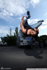 组图：麦当娜恋上幼齿男友 两人亲密走出电影院