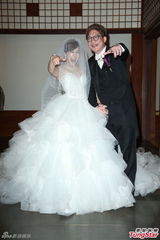 组图：黄小柔出嫁盼造人 穿低胸婚纱挽老公亮相