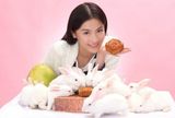 组图：贡米化身甜美“嫦娥”  中秋与小兔庆团圆