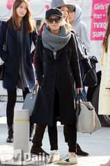 组图：少女时代赴华宣传黑白搭现身机场