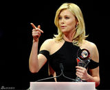 高清组图：查理兹-塞隆拼接礼服亮相身材发福