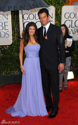 组图：黑眼豆豆主唱菲姬诞子 盘点夫妻恩爱照