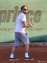 组图：莱昂纳多满脸胡渣 变屌丝与女友骑车打球