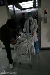 幻灯图：郭晓冬北京得子 新晋星爸“偷”看白羊宝贝