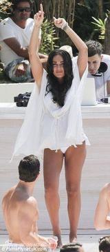 组图：F1总裁千金大婚奢靡派对 吻同性入水走光