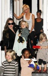 组图：朱莉和斯蒂芬妮星妈聚会 明星宝宝扎堆