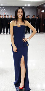 组图：IT GIRL陈燃蓝色长裙简约亮相 诠释自然时尚